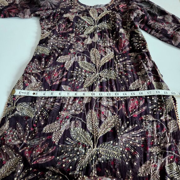 Embroidered silk East Indian kurta with floral design. - Picture 6 of 10